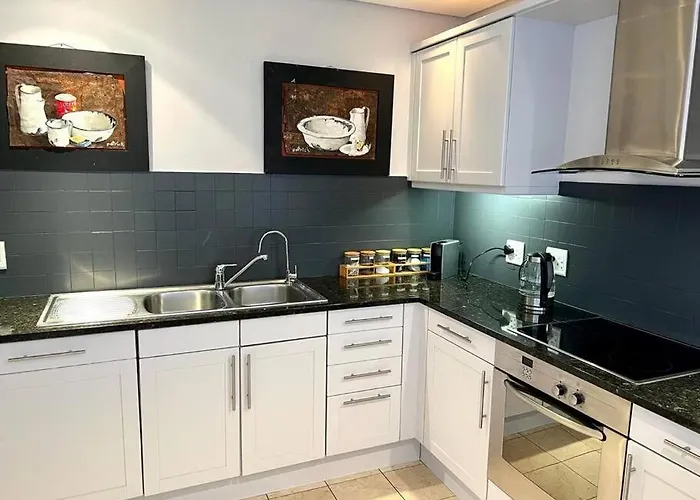 Parama 003 Secure, Luxurious Waterfront Apartment