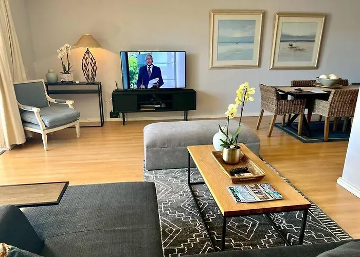 Parama 003 Secure, Luxurious Waterfront Apartment