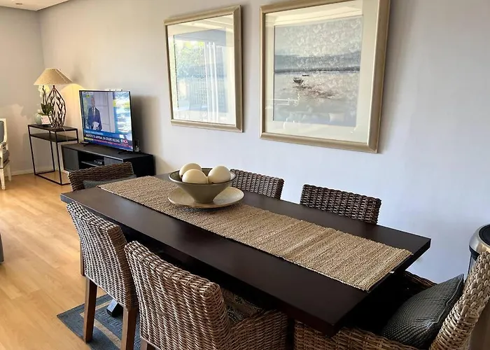 Parama 003 Secure, Luxurious Waterfront Apartment