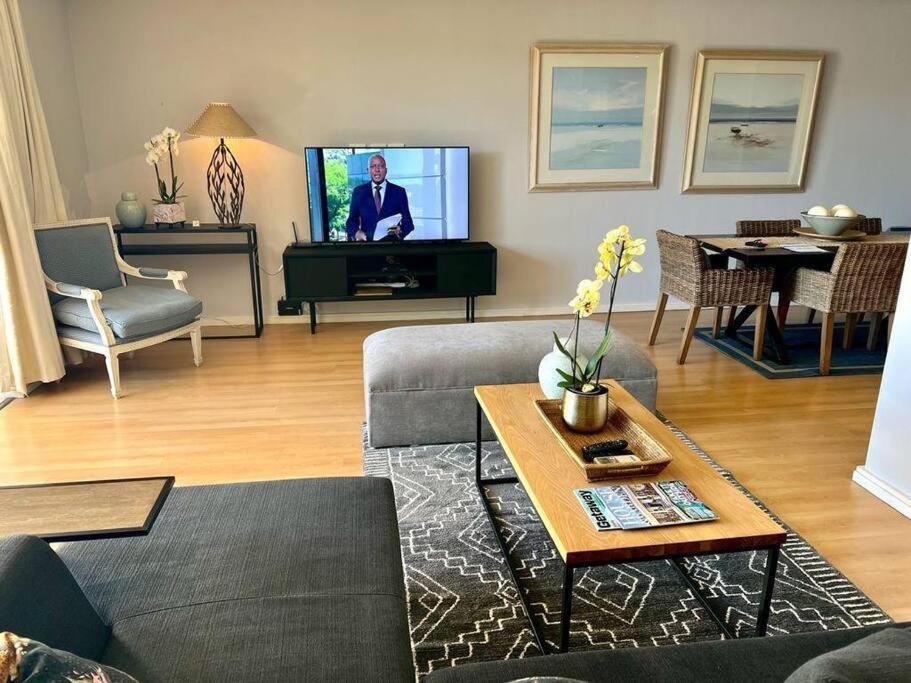 Parama 003 Secure, Luxurious Waterfront *