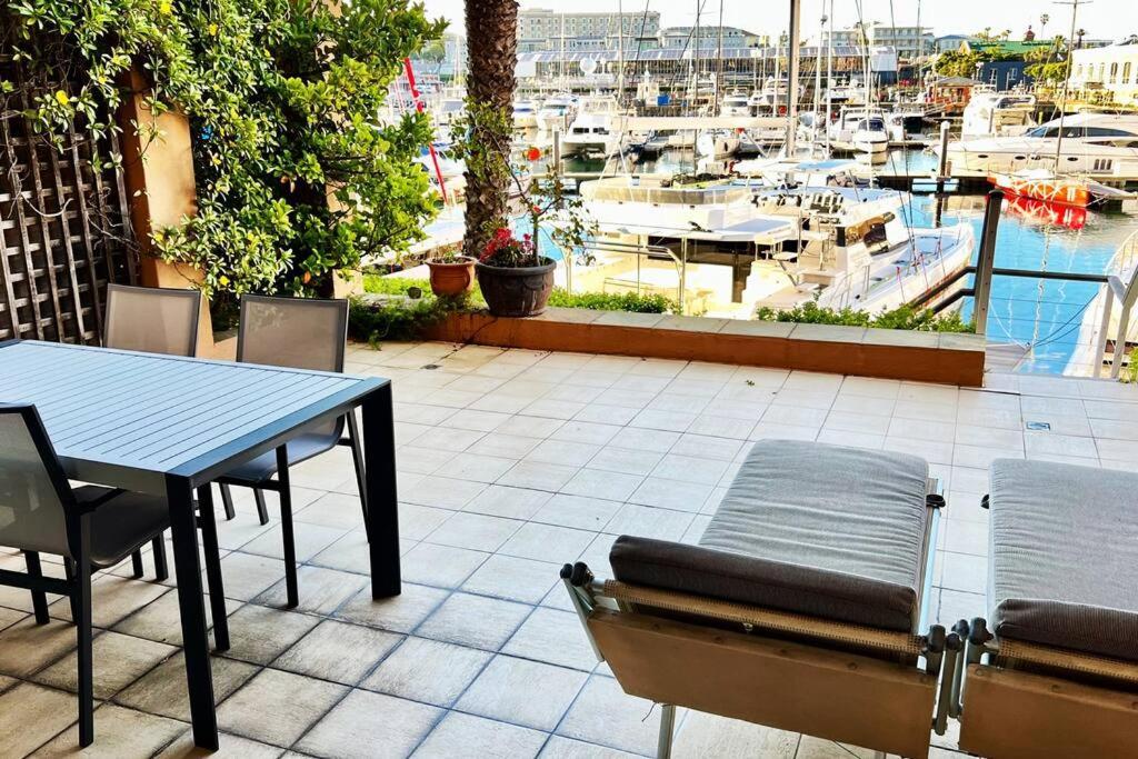 Parama 003 Secure, Luxurious Waterfront Apartment