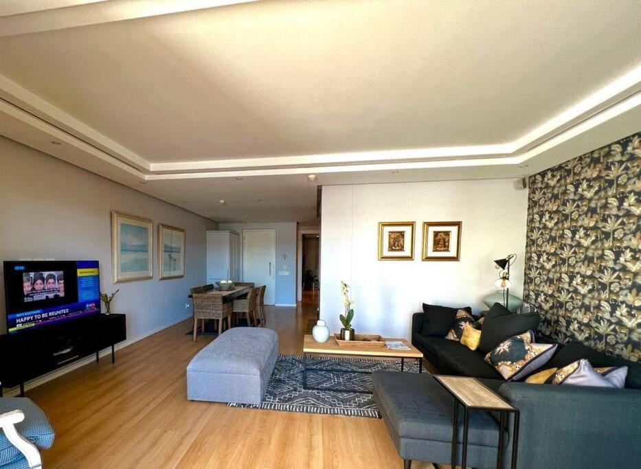 Parama 003 Secure, Luxurious Waterfront *
